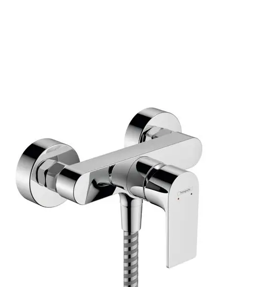 Chromfarbener Hansgrohe Einhebel-Brausemischer mit schlanker Form, befestigt an der Wand, mit einem flexiblen Schlauch und klaren Temperaturmarkierungen.